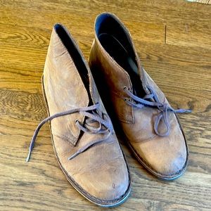 Nice brown leather mens clark boots. Great casual style. Lightly worn.